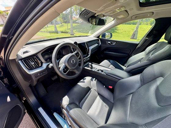 VOLVO XC60 2.0 T8 HYBRID MOMENTUM AWD GEARTRONIC VOLVO XC60 2.0 T8 HYBRID MOMENTUM AWD GEARTRONIC